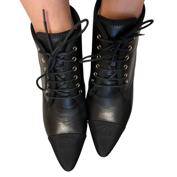 Chanel black leather cc logo chain lace up boots - Picture 6 of 16